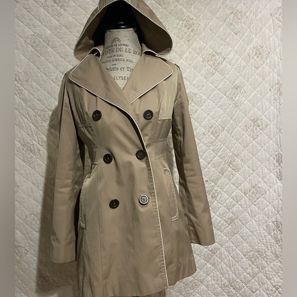 Guess Jackets & Blazers - Guess Women's Beige Double-Breasted Trench Coat